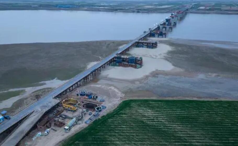 黄河上设计时速最高、同类型单跨最大桥梁完成承台浇筑 黄河上设计时速最高、同类型单跨最大桥梁完成承台浇筑